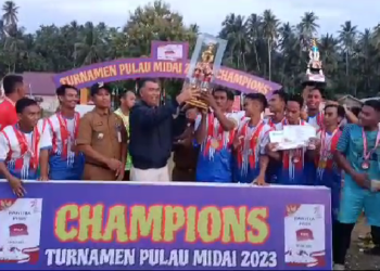 Bupati Natuna Serahkan Piala Bergilir Kepada Tim Garex FC