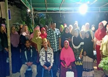 Wakil Ketua II DPRD Kota Tanjungpinang, Hendra Jaya Foto Bersama Warga RT 03 Kampung Banjar. Foto ALPIAN TANJUNG