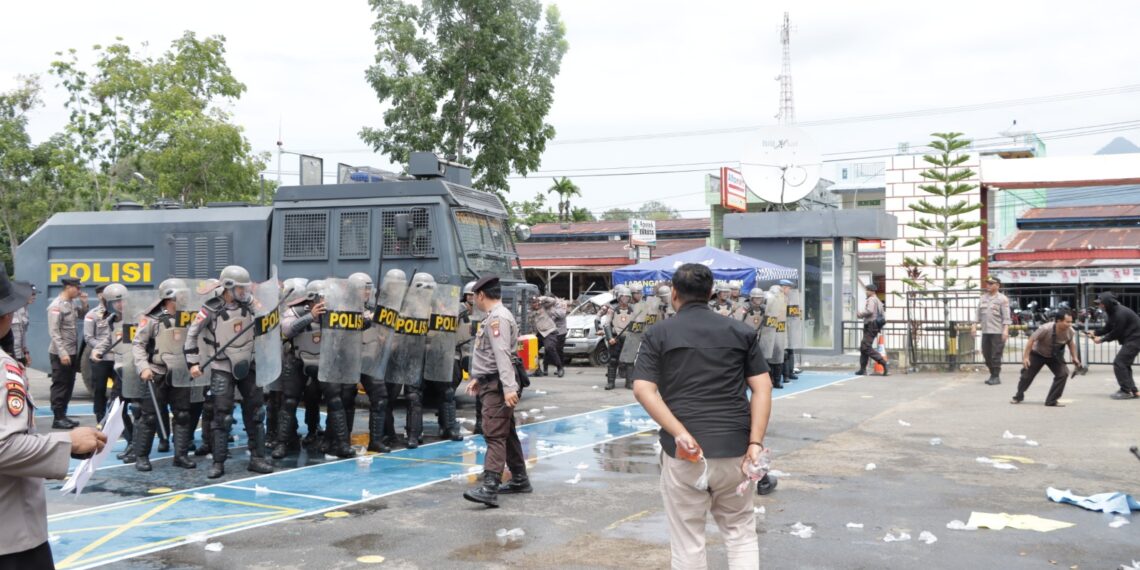 Polres Bengkayang Gelar Latihan Simulasi Pengendalian Massa Jika Terjadi Unjuk Rasa