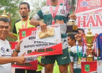 Bupati Natuna Serahkan Hadiah Sepak Takraw Dalam Rangka Meriahkan HUT Kab. Natuna ke-24