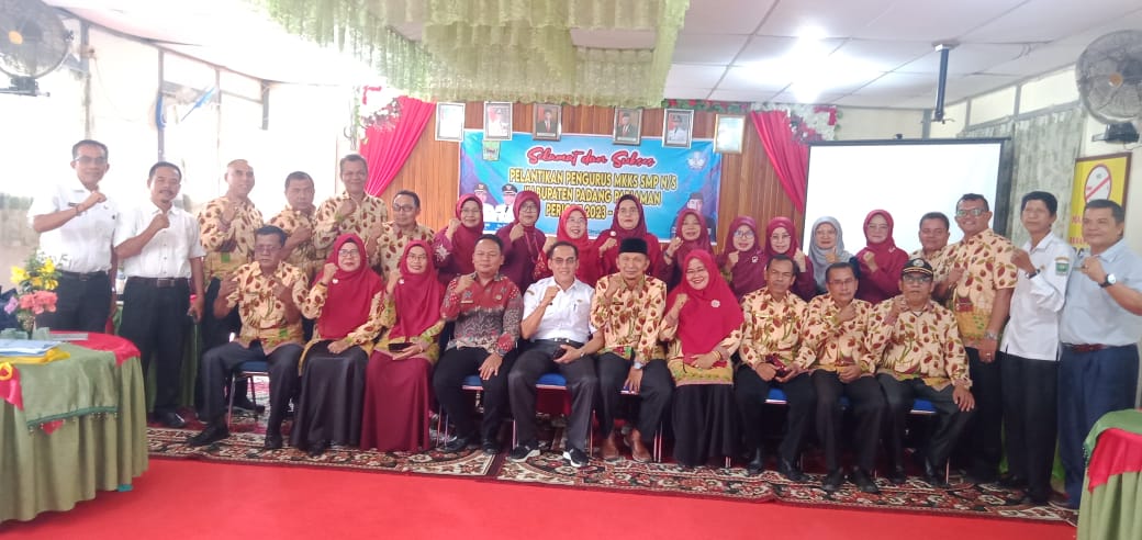 Kadisdik Padang Pariaman Lantik Pengurus MKKS SMP Priode 2023-2026