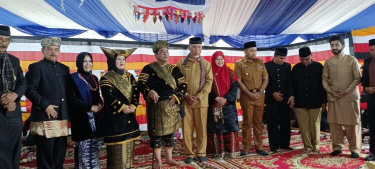 Suharti Bur Resmi Sandang Jabatan Datuak Putiah Gelar Kebesaran Kaum Suku Sikumbang.