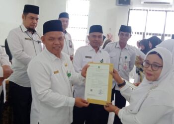 Sejumlah PNS Kemenag Kab. Padang Pariaman Terima SK Kenaikan Pangkat & SK Pensiun
