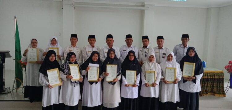 Sejumlah PNS Kemenag Kab. Padang Pariaman Terima SK Kenaikan Pangkat & SK Pensiun
