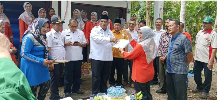 Bupati Padang Pariaman Serahkan Bantuan DAK Pada KWT Mama Ceria Nagari Pakandangan