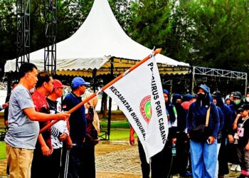 Bupati Natuna Melepas Jalan Santai HUT PGRI Kecamatan Bunguran Timur ke-78