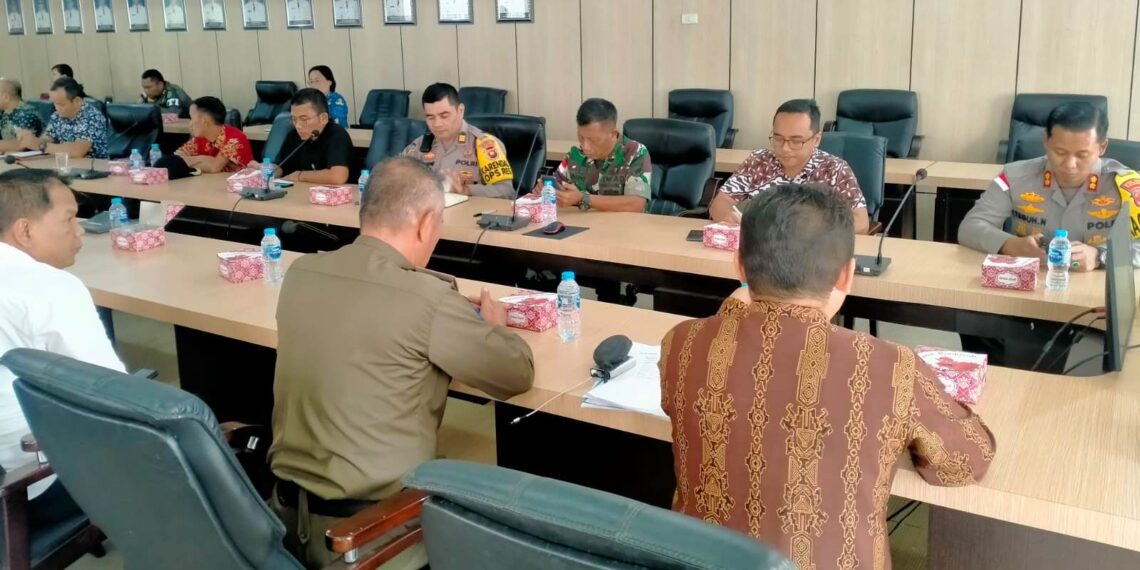 Kapolres Bengkayang Hadiri Rapat Upaya Penyelesaian Aksi Mogok Kerja Karyawan PT. Duta Palma Grup