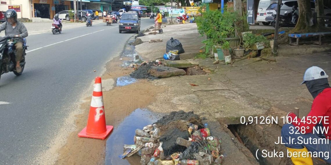 Pj Walikota Kerahkan Sekitar 600 Oarng Dalam Kegiatan Padat Karya Cegah Banjir Bersihkan Sampah dari Saluran Drainase