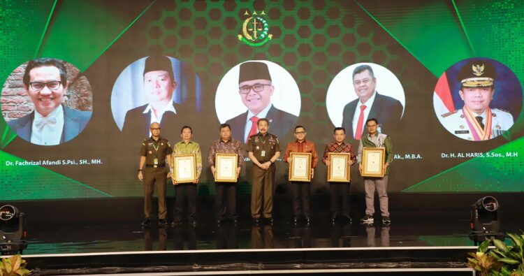 Kejagung ST Burhanuddin Resmi Tutup Rakernas Kejaksaan RI 2024. Dianugrahi Penghargaan