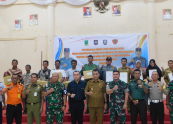 Bupati Natuna Serahkan Baju Seragam Bantuan Mendagri