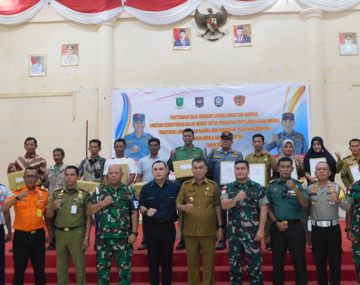 Bupati Natuna Serahkan Baju Seragam Bantuan Mendagri