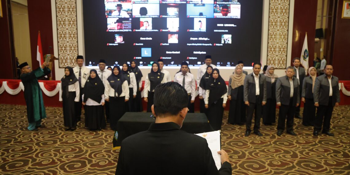 Demi Kemajuan SDM Gubernur Lantik Pejabat Pendidikan & Serahkan Tunjangan Serta Kenaikan Gaji