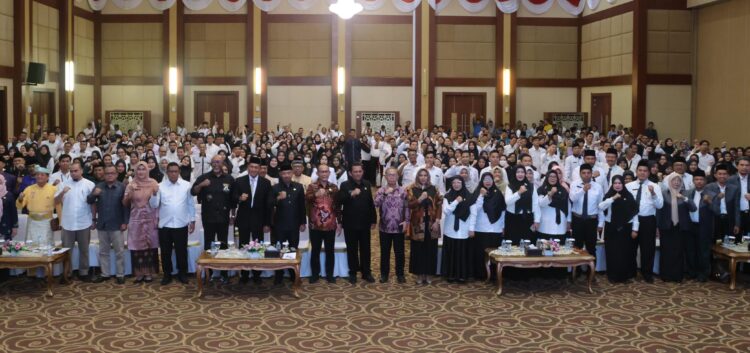 Demi Kemajuan SDM Gubernur Lantik Pejabat Pendidikan & Serahkan Tunjangan Serta Kenaikan Gaji