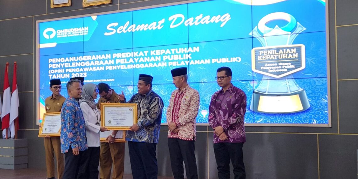 Padang Pariaman terima Anugerah Predikat Tinggi Kepatuhan Penyelenggaraan Pelayanan Publik tahun 2023.