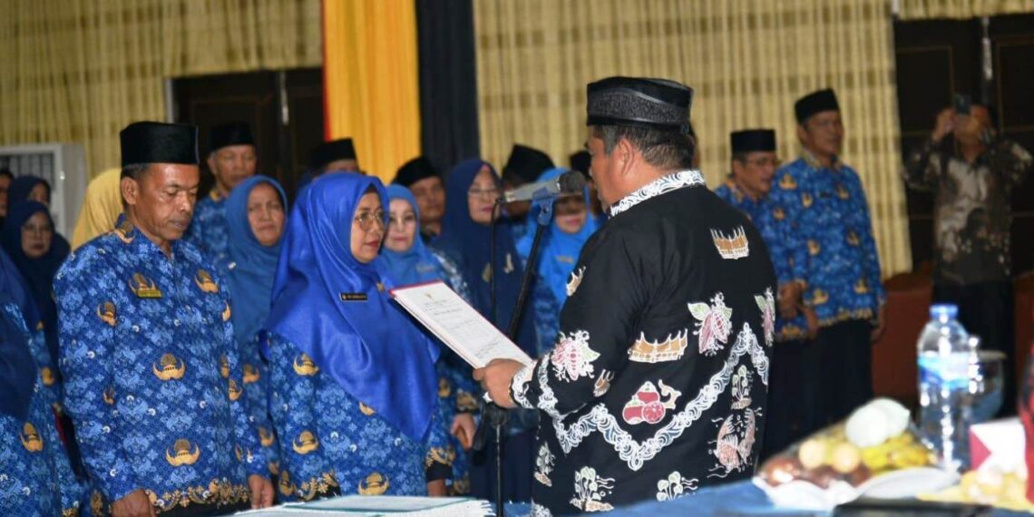 Bupati Lantik Kepala Sekolah dan Pengawas, Serukan Jangan Ada Benturan Dengan Komite