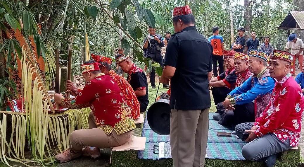 Pegantian Tahun Bupati Bengkayang Gelar Ritual Adat Sebagai Ucapan Rasa Syukur
