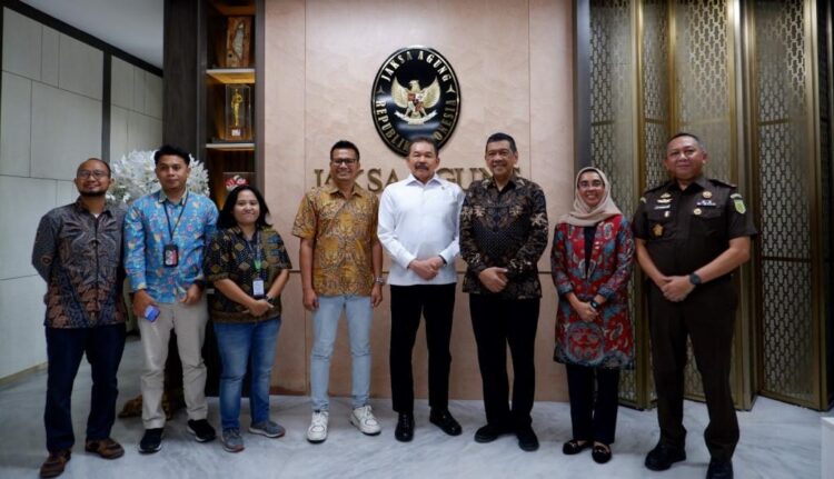 Jaksa Agung ST Burhanuddin Terima Penghargaan Best Achievement Award 2023 dari Rakyat Merdeka