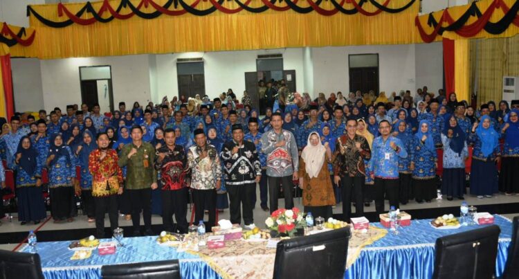 Bupati Lantik Kepala Sekolah dan Pengawas, Serukan Jangan Ada Benturan Dengan Komite