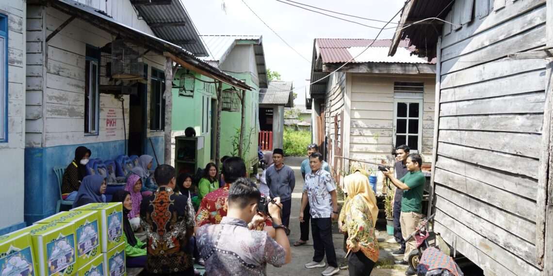 Pada Momen Bulan Ramadhan 1445 H Kejati Kepri Bagikan 100 Paket Sembako Kepada Warga