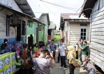 Pada Momen Bulan Ramadhan 1445 H Kejati Kepri Bagikan 100 Paket Sembako Kepada Warga