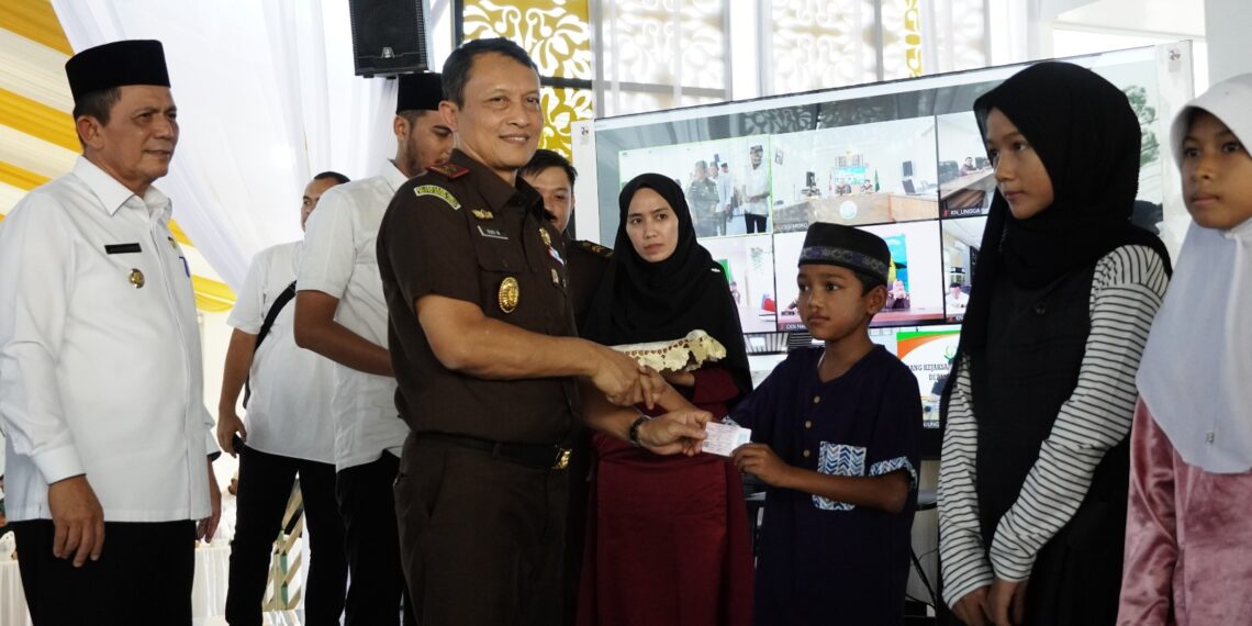 Kajati Kepri Serahkan 1500 Kartu Identitas Anak (Kia) Tanjungpinang Sekaligus Buka Puasa Bersama