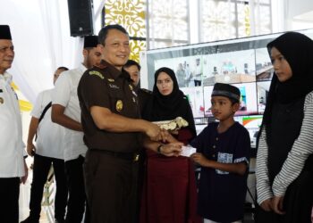 Kajati Kepri Serahkan 1500 Kartu Identitas Anak (Kia) Tanjungpinang Sekaligus Buka Puasa Bersama