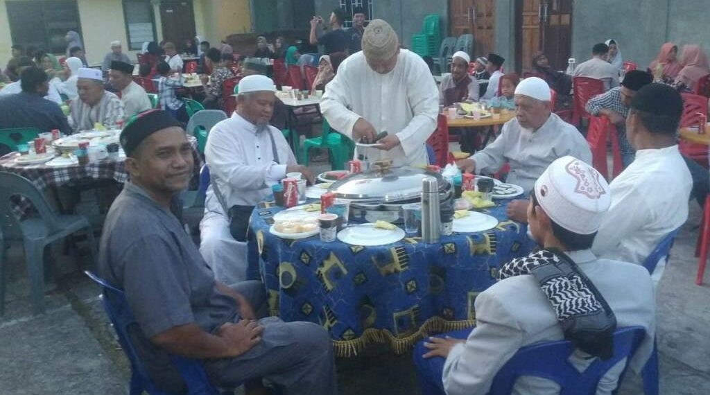 Pengurus Dan Jemaah Mesjid Al Ikhlas Gelar Berbuka Besama Terlihat Penuh Damai