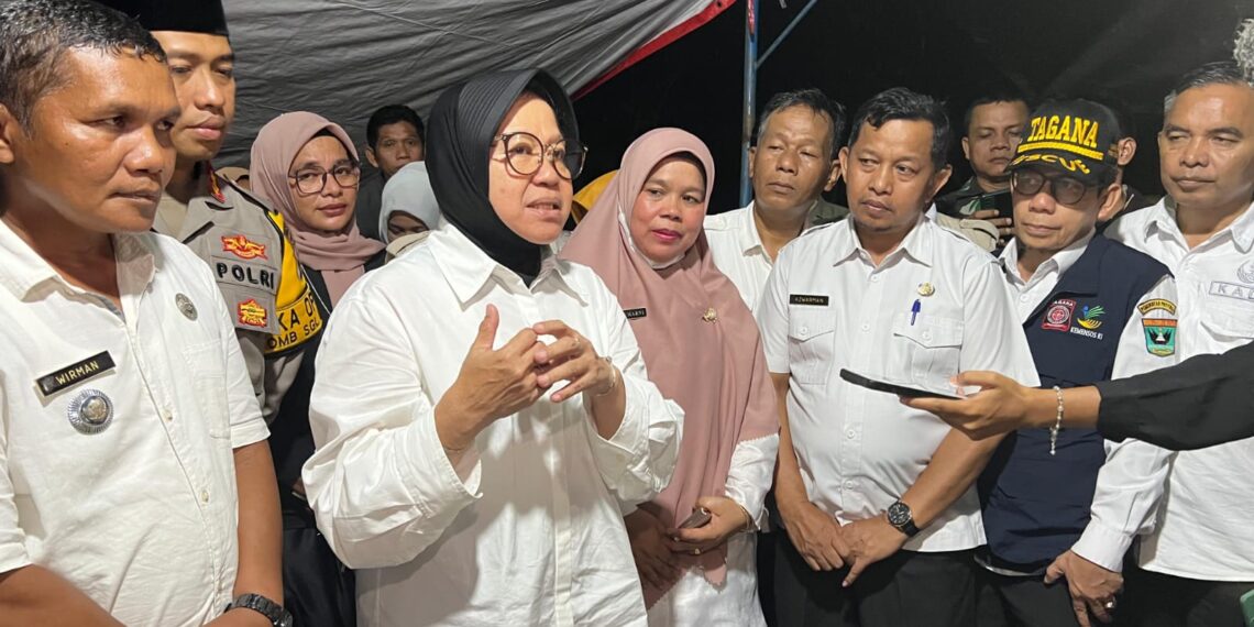 Menteri Sosial RI Tri Rismaharini Sambangi Korban Tanah Longsor di Kecamatan Patamuan