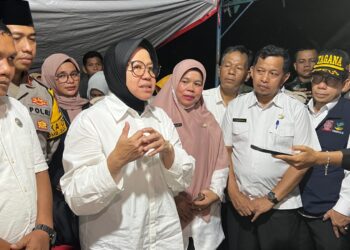 Menteri Sosial RI Tri Rismaharini Sambangi Korban Tanah Longsor di Kecamatan Patamuan