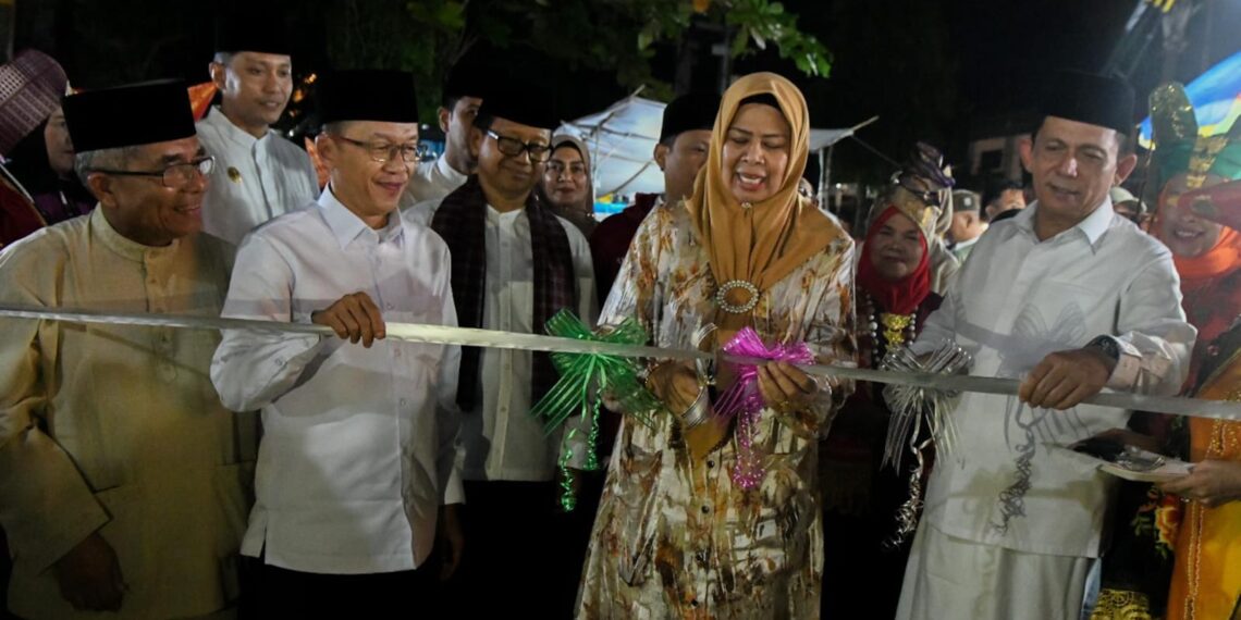 Pengguntingan Vita Hj. Dewi Kumalasari Ansar Tanda Dibukanya Bazar Ramadan Di Pamedan Ayani