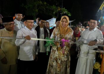 Pengguntingan Vita Hj. Dewi Kumalasari Ansar Tanda Dibukanya Bazar Ramadan Di Pamedan Ayani