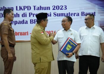 Serahkan LKPD Kabupaten Padang Pariaman Tahun 2023, Target Bupati Raih WTP Ke-11