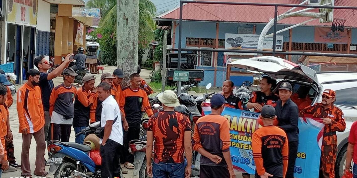 MPC PP Bengkayang Beri Bantuan56 Paket Sembako kepada Jukir Dan Petugas Kebersihan