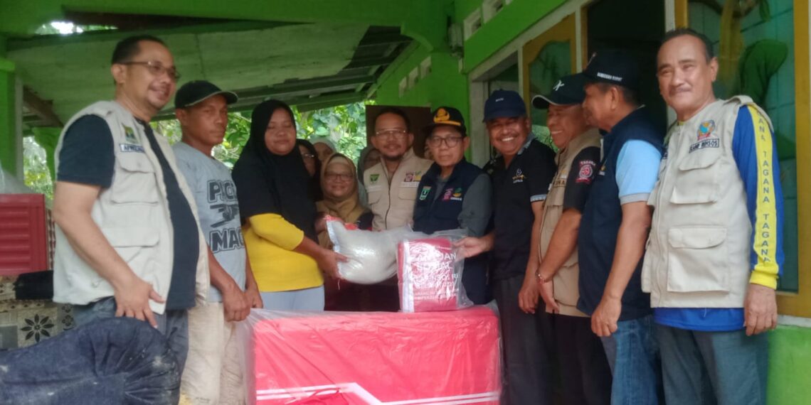 Kadis Sosial Prov Sumbar Kunjungi Rumah Korban Meninggal Akibat Banjir Di Nagari Balah Aie