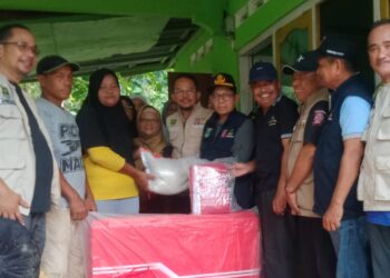 Kadis Sosial Prov Sumbar Kunjungi Rumah Korban Meninggal Akibat Banjir Di Nagari Balah Aie