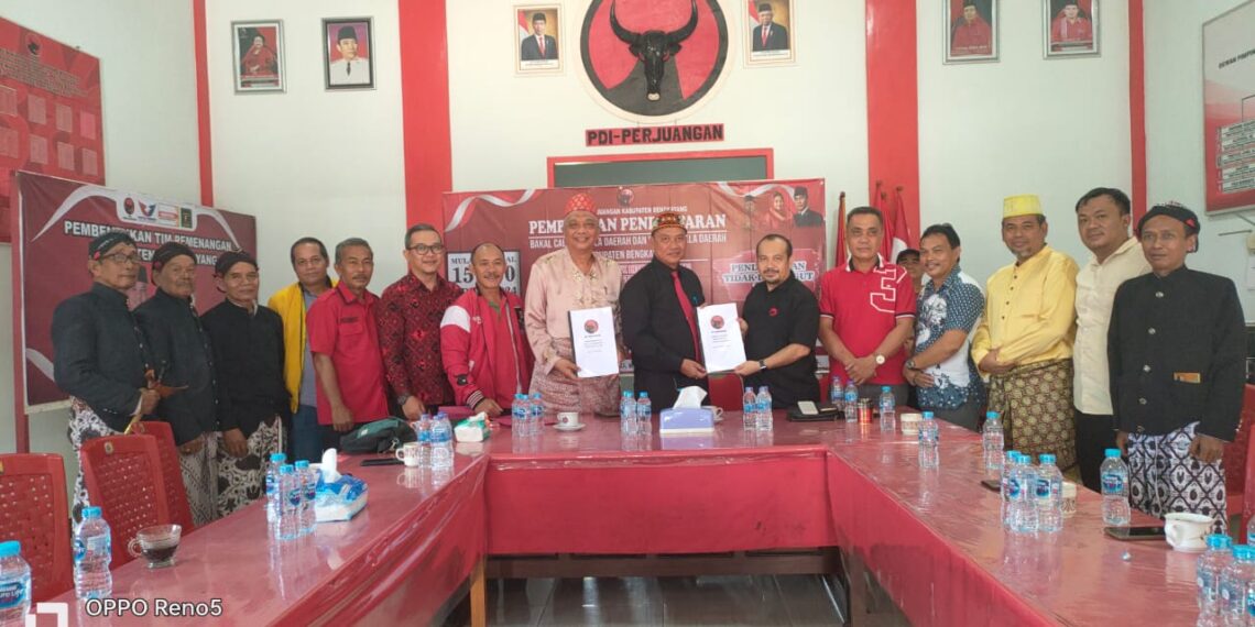 Darwis-Rizal Sebagai Paslon Bupati Dan Wabup Bengkayang Pertama Mendaftar Di DPC PDI-P
