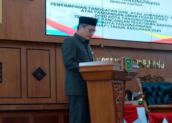 Sekda Kota Tanjungpinang, Zulhidayat, Saat Menyampaikan Tanggapan Atas Pandangan Umum Fraksi DPRD. Foto Dinas Kominfo Tanjungpinang