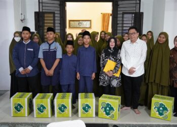 Kajati Kepri Yang Baru Gelar Buka Dengan Anak Yatim Piatu & Do’a Memasuki Rumah Dinasnya  
