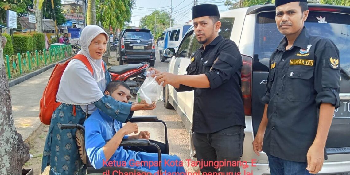 Jelang Akhir Ramadhan, Gempar Kota Tanjungpinang Bagikan sekitar 1000 paket Takjil Kepada Warga