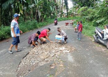 Jalan Rusak Lombang-Lobang “Pemerintah Hadir Saat Kampanye Saja” Warga Goro Tambal Jalan Seadanya