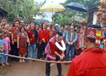 Bupati Bengkayang Hadiri Acara Ritual Adat Dayak Ba,sawa Di Dusun Laek, Desa Bengkilu.