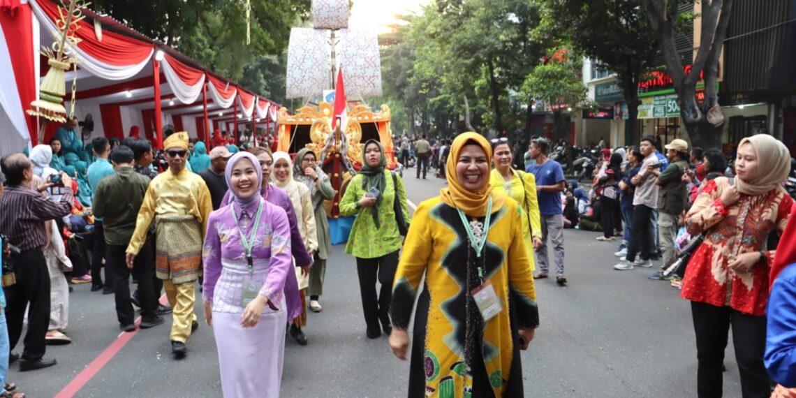 Melintas di Kota Solo, Kendaraan Hias Dekranasda Bintan Turut Meriahkan Parade Defile HKG PKK Ke 52