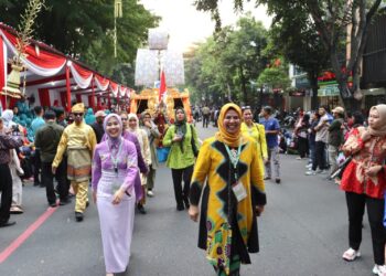 Melintas di Kota Solo, Kendaraan Hias Dekranasda Bintan Turut Meriahkan Parade Defile HKG PKK Ke 52