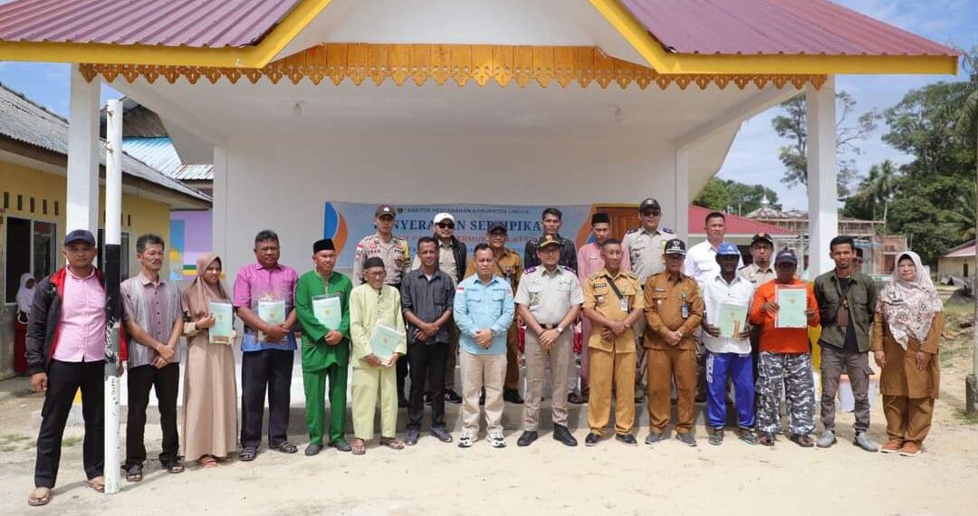 Bupati Lingga Bersama BPN Serahkan 297 Sertipikat Tanah Pesisir Ke Masyarakat.