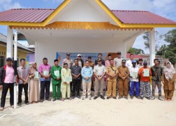 Bupati Lingga Bersama BPN Serahkan 297 Sertipikat Tanah Pesisir Ke Masyarakat.