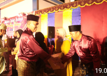 Bupati dan Ketua TP PKK Natuna Serahkan Paket Sembako Pada Lansia dan Ibu Hamil Serasan