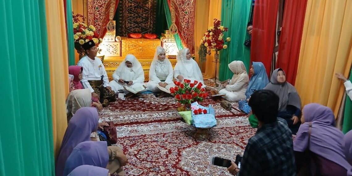 Sakral Budaya Muslim Khataman Qur’an Bagi Mempelai Perempuan Sebelum Naik Pelaminan