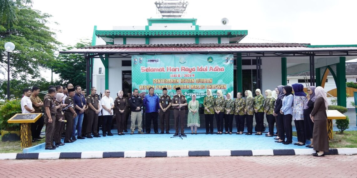 Kajati Kepri Serahkan Hewan Qurban Kepada Panitia Qurban Secara Simbolis Di Masjid Shafwan