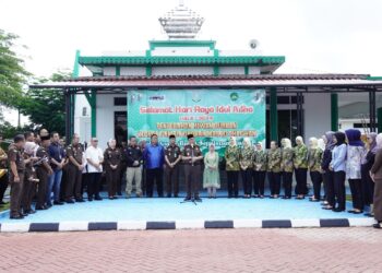 Kajati Kepri Serahkan Hewan Qurban Kepada Panitia Qurban Secara Simbolis Di Masjid Shafwan