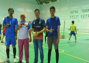 Ketua-PSTI-Kota-Tanjungpinang-Hendra-Jaya-Foto-Bersama-Pengurus-dan-Pelatih-Atlet-Takraw. Foto Dok Humas PSTI Tanjungpinang